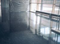 Bodenbelag schwarz-wei melierter Betonwerkstein als Rechteckplatten verlegt