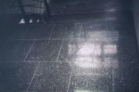 Bodenbelag schwarz-wei melierter Betonwerkstein als Rechteckplatten verlegt