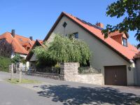 Eingangskonzept mit handgearbeiteten Bossensteinen, Torpfeilern und eingebauter Briefkastenanlage Material: Krensheimer-Muschelkalk Kernstein