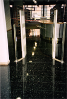 ca. 1300qm Bodenbelge aus schwarz-weiem Betonwerkstein grundgereinigt und versiegelt, sowie 120 Stufen.