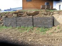 Steinkrbe (Gabionen) gefllt mit Krensheimer Muschelkalk Plattensteinen