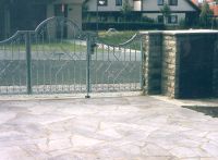 Hauseingang mit Vorplatz aus Krensheimer Muschelkalk Polygonalplatten und maschinell abgeschliffener Oberflche